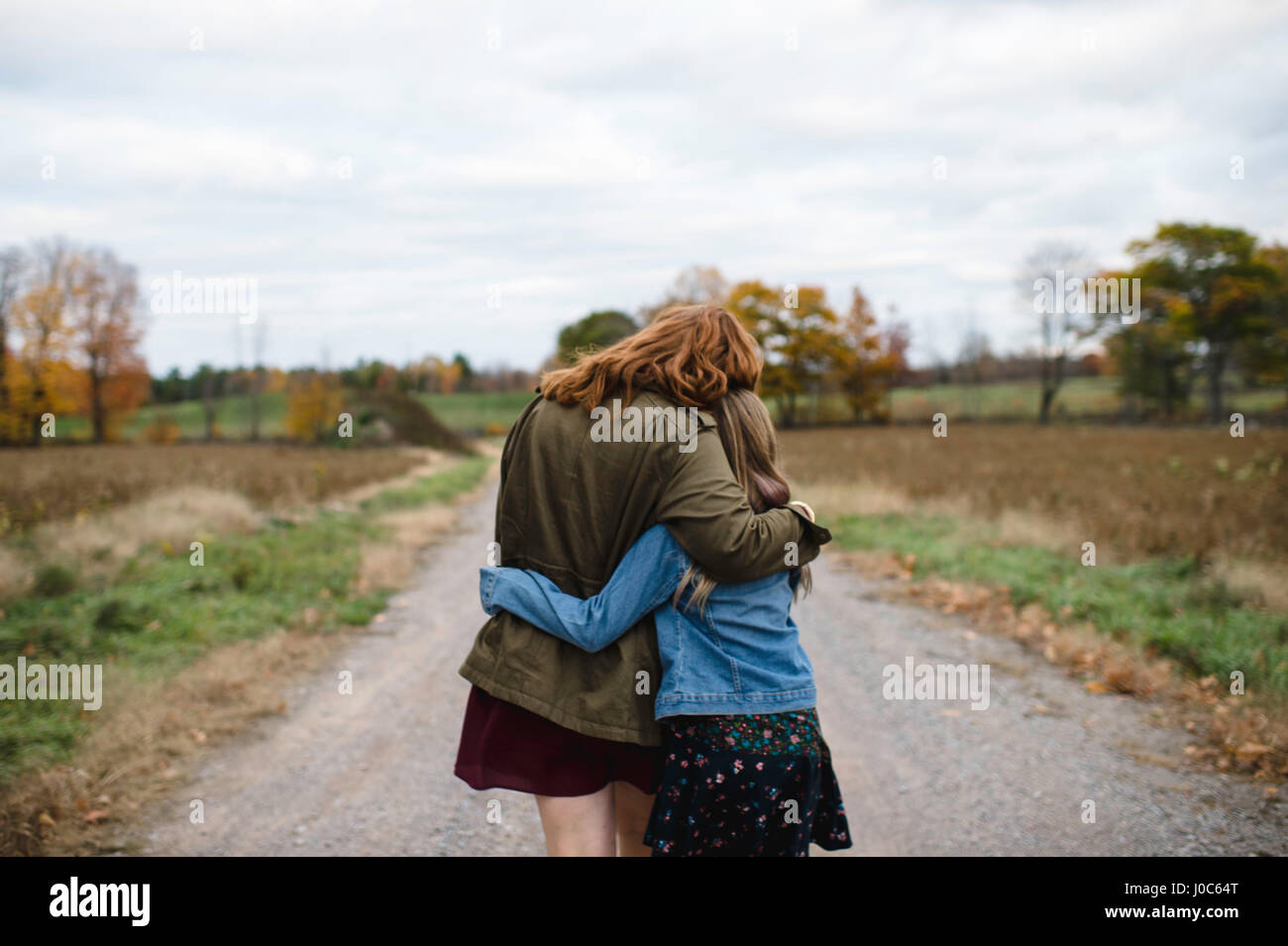Mutter und Tochter umarmt auf Feldweg, Lakefield, Ontario, Kanada Stockfoto