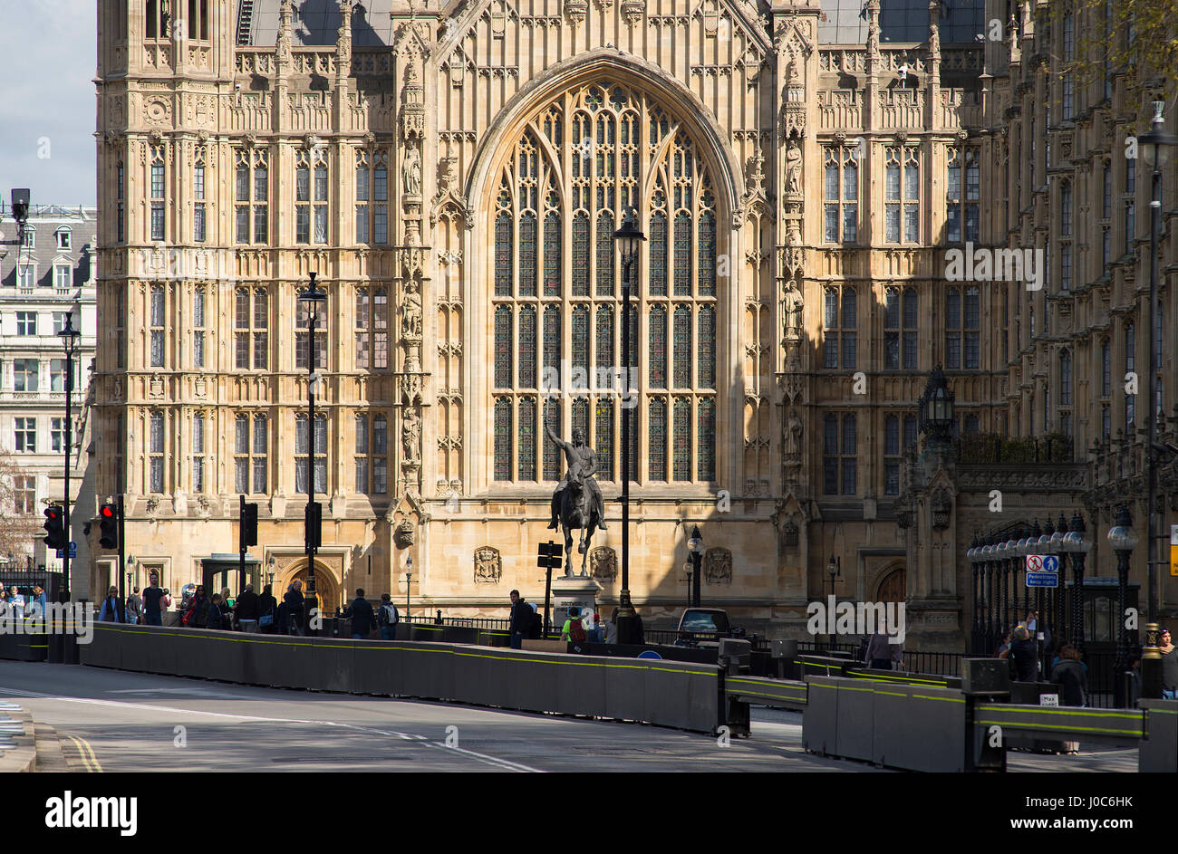 Statue von Richard I und Sicherheit Hindernisse außerhalb des Palace of Westminster in London, Vereinigtes Königreich. Bildnachweis: Malcolm Park Stockfoto