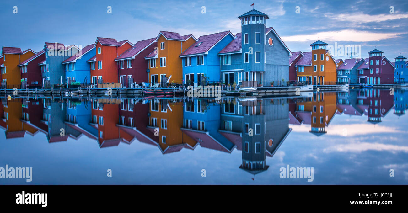 Am frühen Morgen Foto von den bunten Häusern spiegelt sich im Wasser in Reitdiephaven, Groningen, Holland. Stockfoto