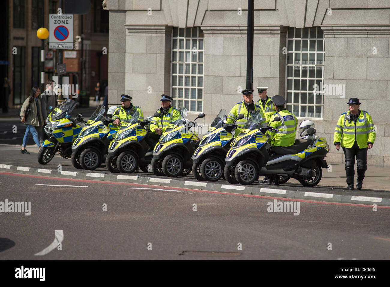 Gemeinschaft Unterstützung Polizeibeamte Straßenrand mit drei Rad-Roller in Westminster in Millbank, London geparkt. Bildnachweis: Malcolm Park Stockfoto