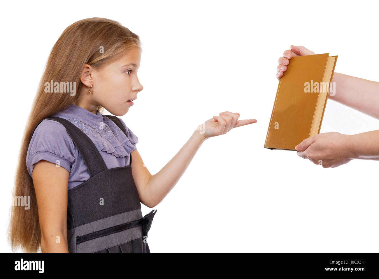 Mädchen unangenehm überrascht durch ein Geschenk - das Buch Stockfoto