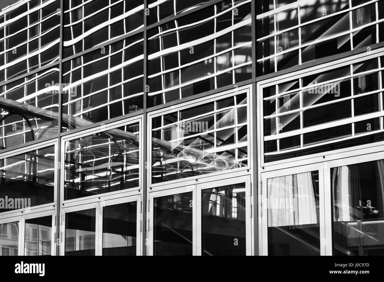 Schwarz und weiß Fascade Bürogebäude mit Reflexionen in den Fenstern Stockfoto