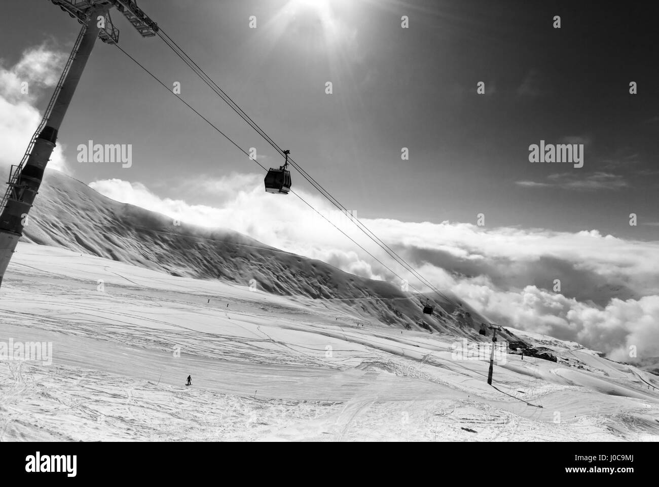 Schwarze und weiße Blick auf Gondel heben und ski-Hang in schöner sonniger Tag. Region Gudauri, Georgia. Kaukasus-Gebirge. Weitwinkelaufnahme. Stockfoto