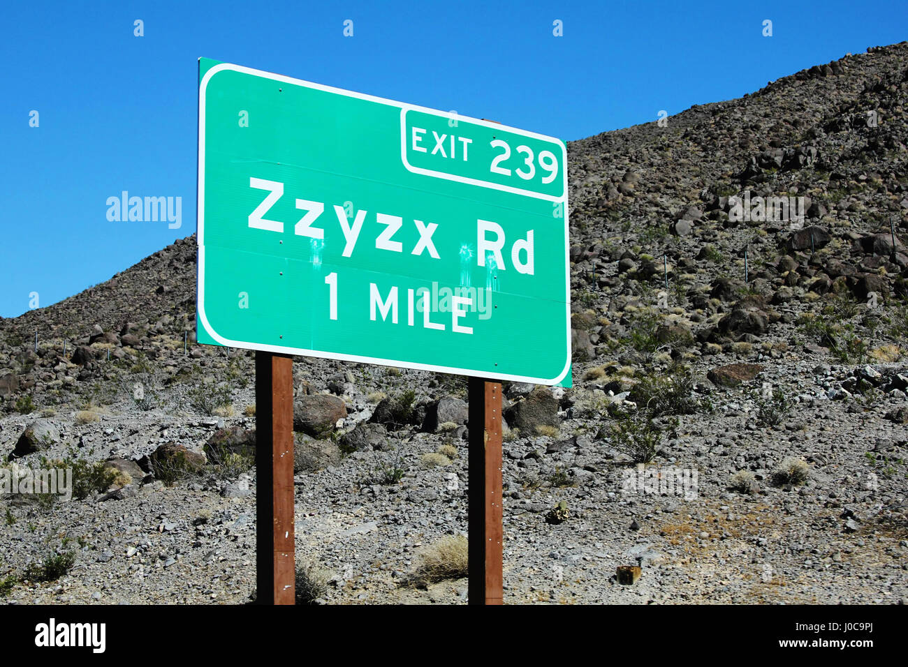 Zzyzx ist das letzte Wort im Wörterbuch und eine Straße in der kalifornischen Wüste. Stockfoto