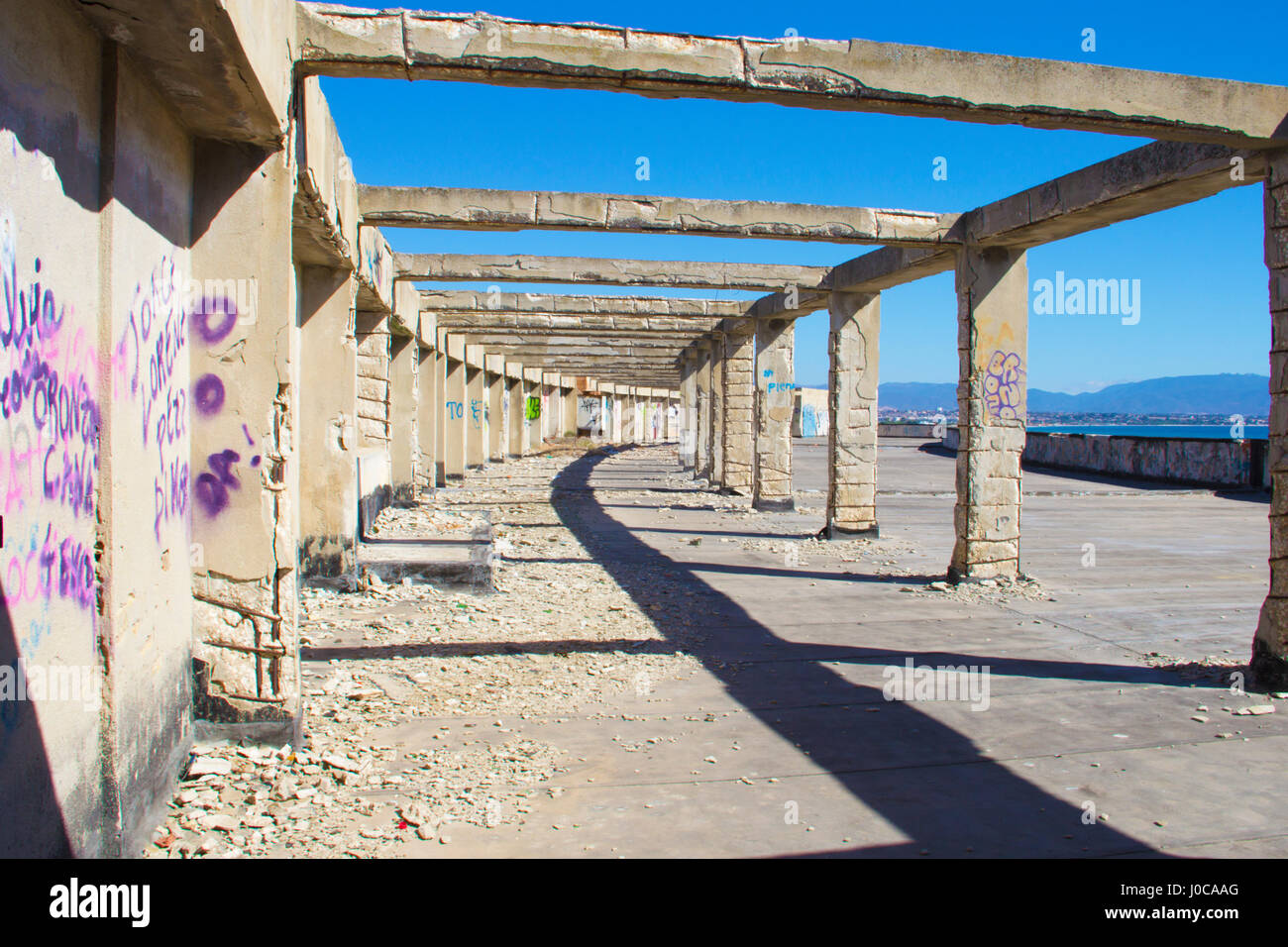 Das verfallene Krankenhaus am Poetto Strand in Cagliari, die zur Sanierung oder Abriss seit vielen Jahren fällig wurde. Stockfoto