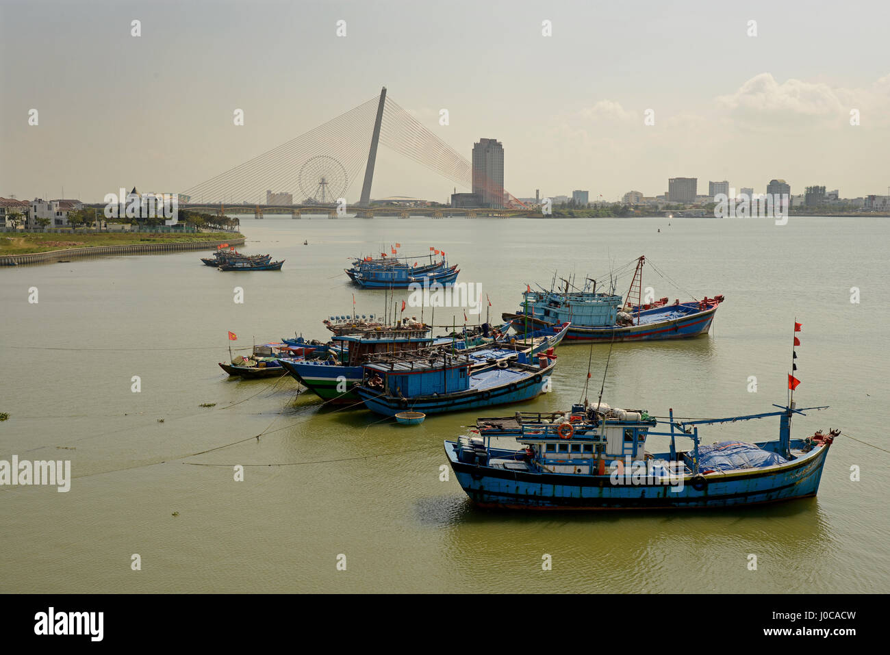 Fischerboote vor Anker entlang dem Fluss Han und fließt durch die Vietnamesische Stadt Danag Stockfoto