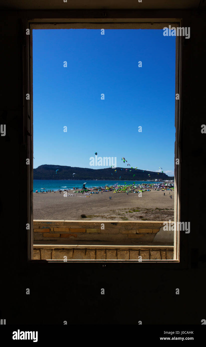 Ein Zimmer im verlassenen Krankenhaus am Poetto Strand in Cagliari, die zur Sanierung oder Abriss seit vielen Jahren fällig wurde. Stockfoto