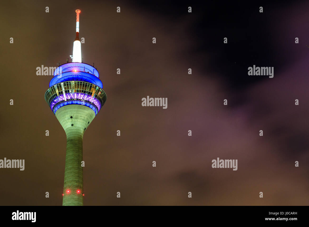 Die berühmten Rheinturm in Düsseldorf, Deutschland Stockfoto