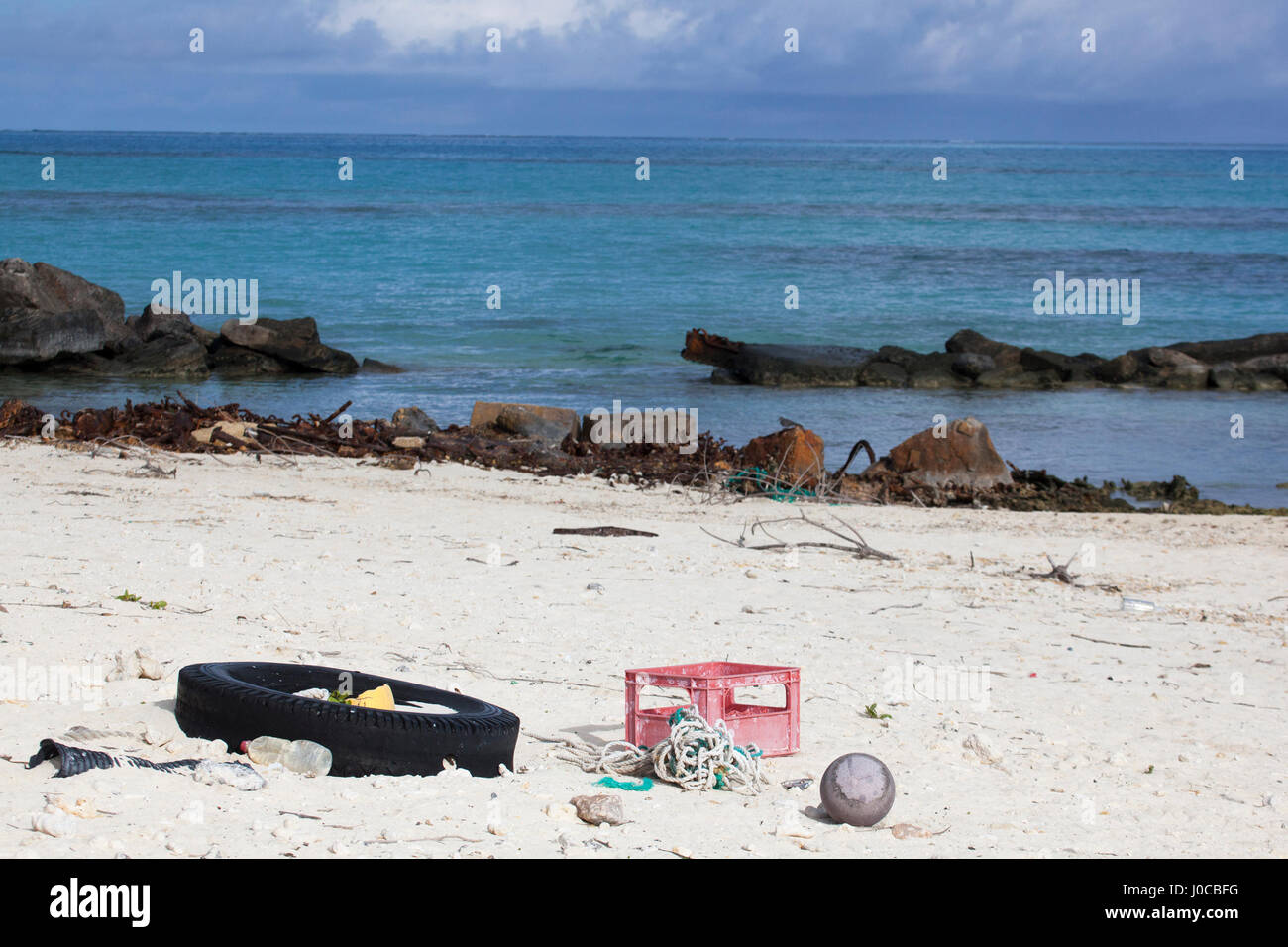 Papierkorb einschließlich Reifen, Kunststoff Trinkflasche, Box und Seile gewaschen an Land am Strand von North Pacific Island Stockfoto