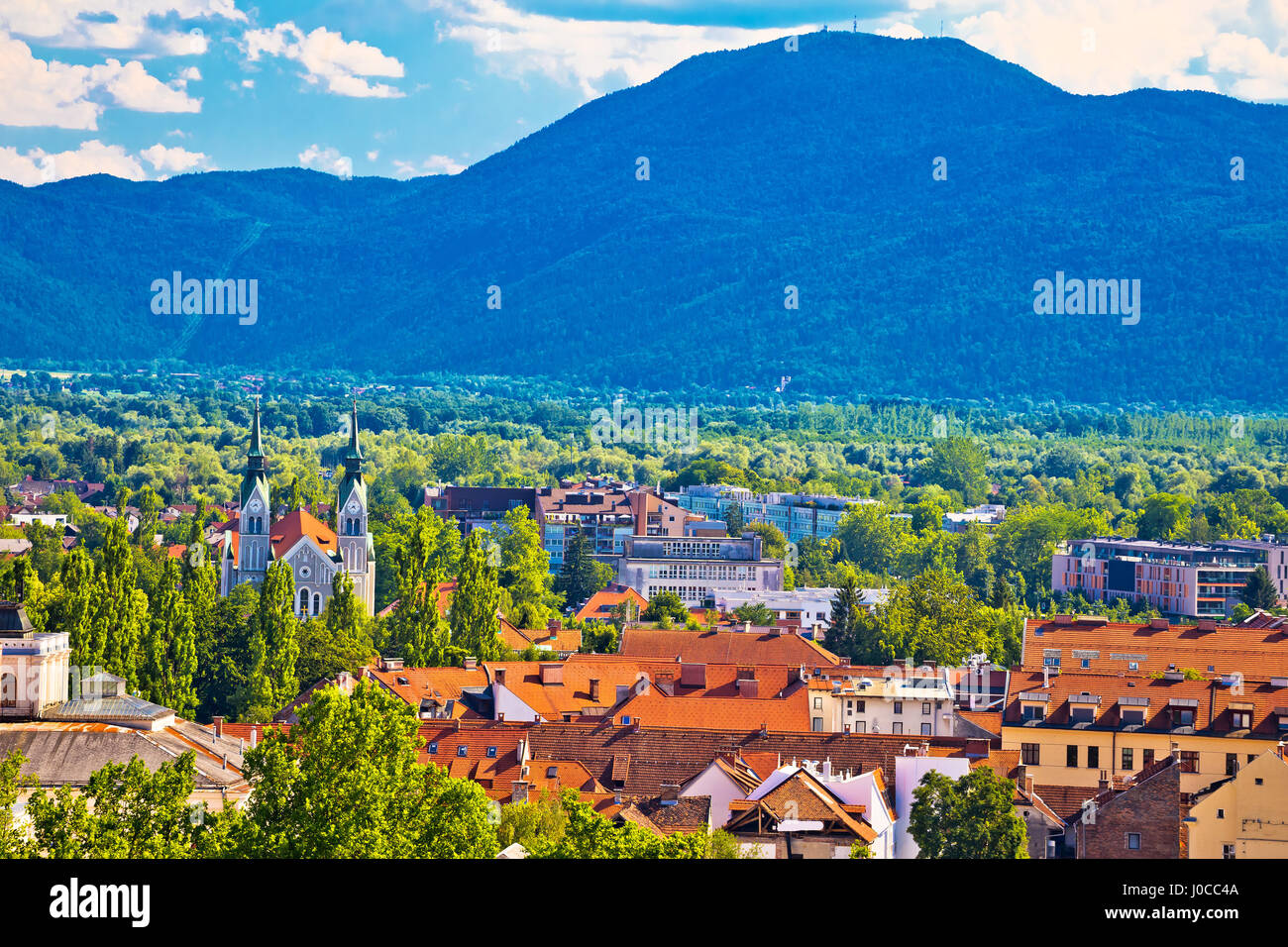 Ljubljana, die grüne Stadt und die Berge Hintergrund Ansicht, Hauptstadt von Slowenien Stockfoto