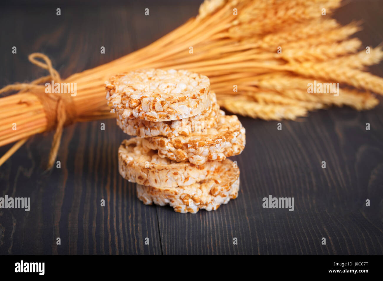 Diätetische einen niedrigen Kaloriengehalt Korn Cracker auf einem dunklen Hintergrund aus Holz. Stockfoto