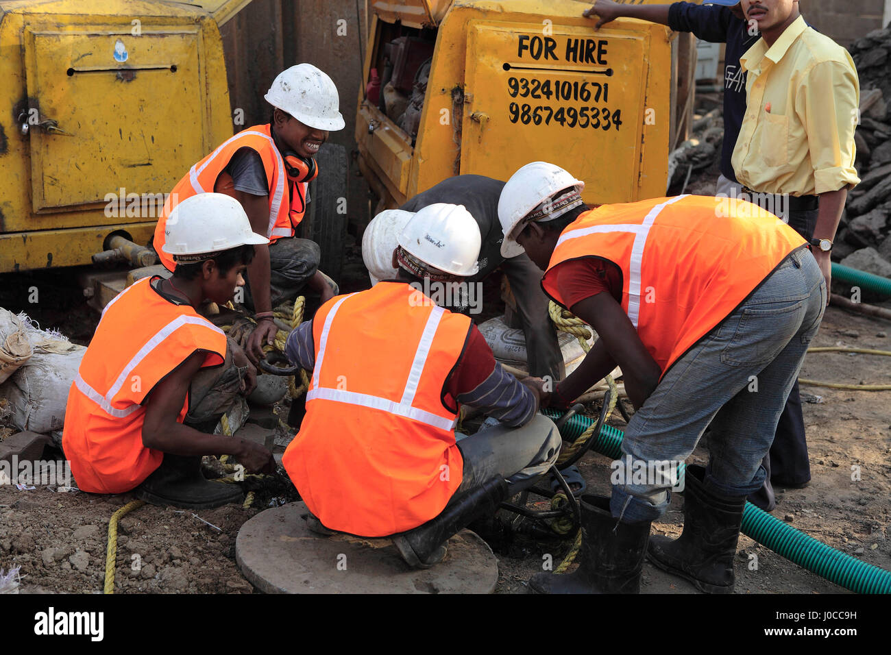 Kommunale Arbeiter, die in Schutzweste Helm arbeiten, Mumbai, Maharashtra, Indien, Asien Stockfoto
