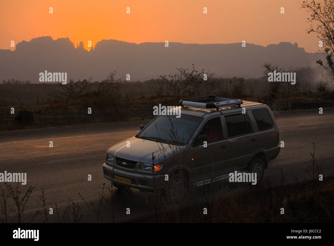 Chevrolet Tavera Auto, Bundesstraße Nashik Mumbai, Maharashtra, Indien, Asien Stockfoto