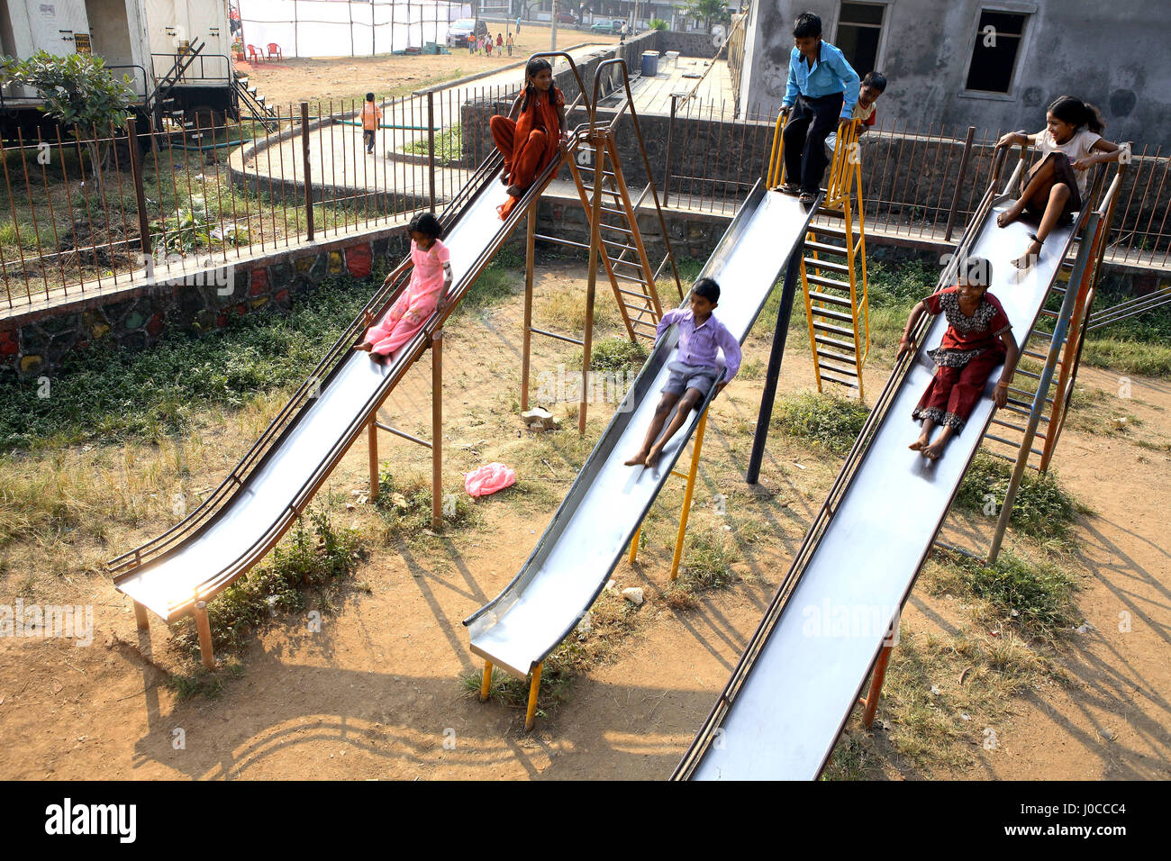 Kinder spielen am Rutschen, Tilak Nagar, Mumbai, Maharashtra, Indien, Asien Stockfoto