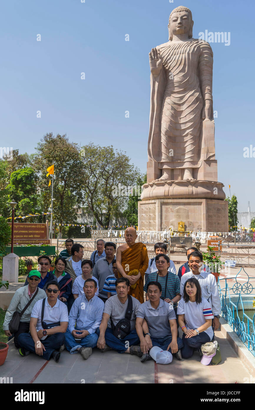 Touristen fotografieren Gruppe mit buddhistischer Mönch, Sarnath, Uttar Pradesh, Indien, Asien Stockfoto