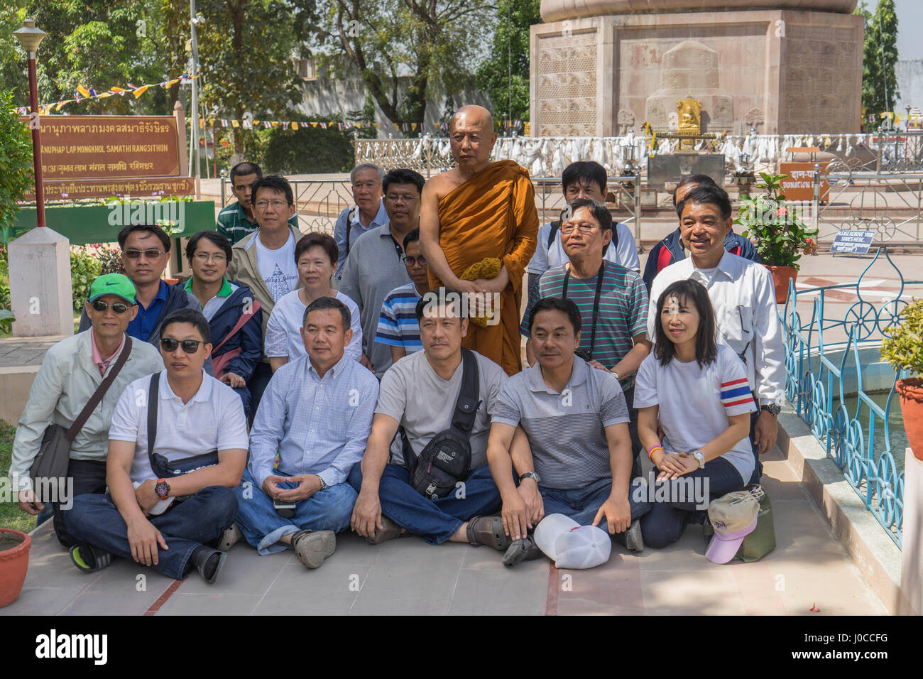 Touristen fotografieren Gruppe mit buddhistischer Mönch, Sarnath, Uttar Pradesh, Indien, Asien Stockfoto