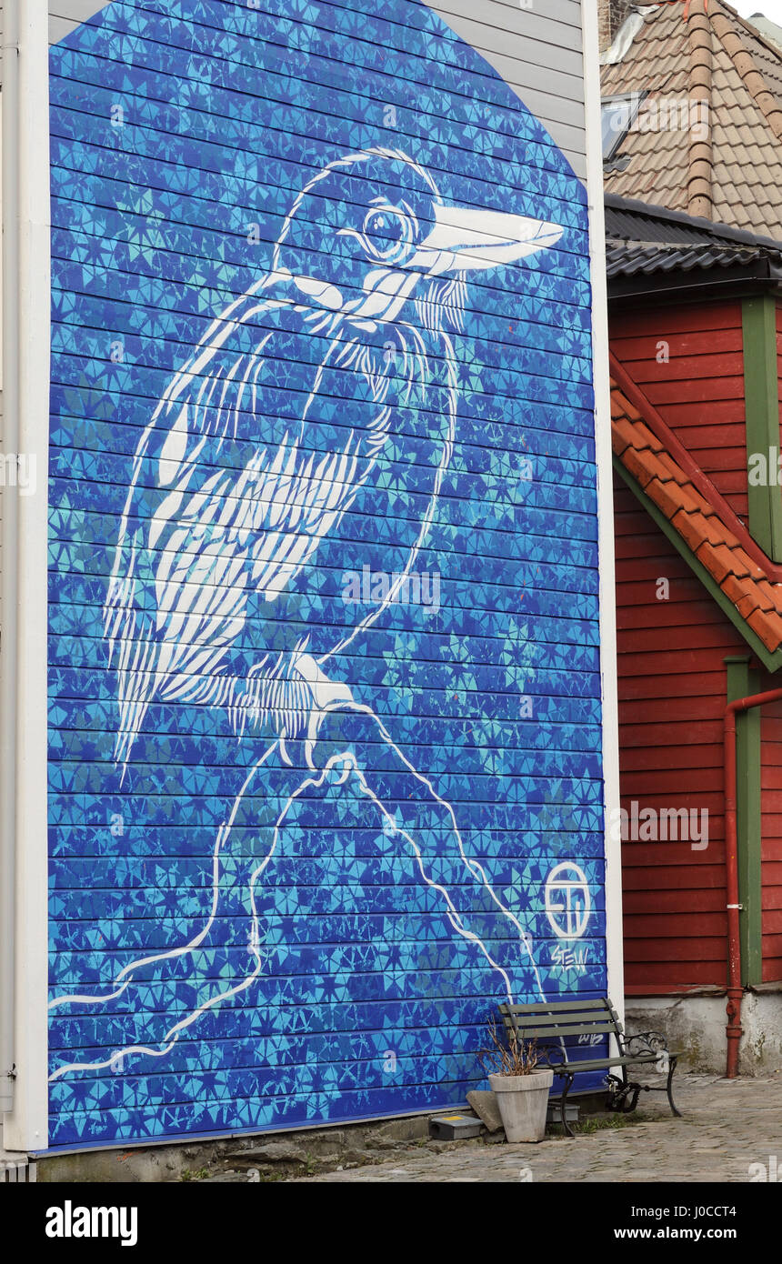 Bild von einen Eisvogel auf einer Hauswand gemalt. Bergen, Norwegen Stockfoto
