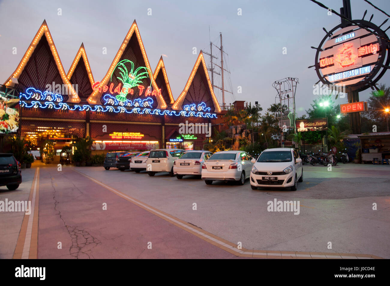 Golden thai-Restaurant am Strand, Penang, Malaysia, Asien Stockfoto