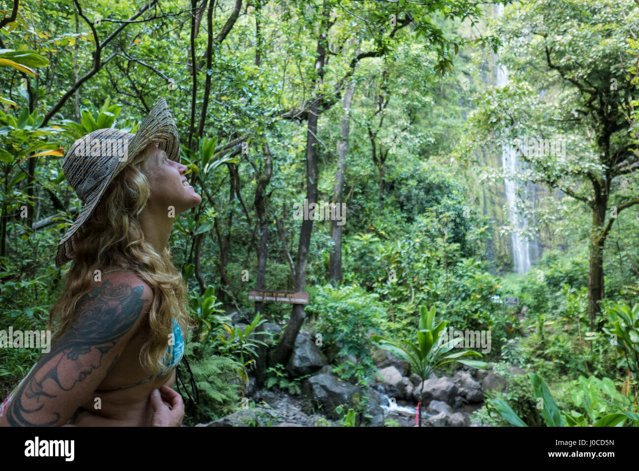 Frau des ländlichen Raums Trail, Road to Hana, Maui, Hawaii Stockfoto