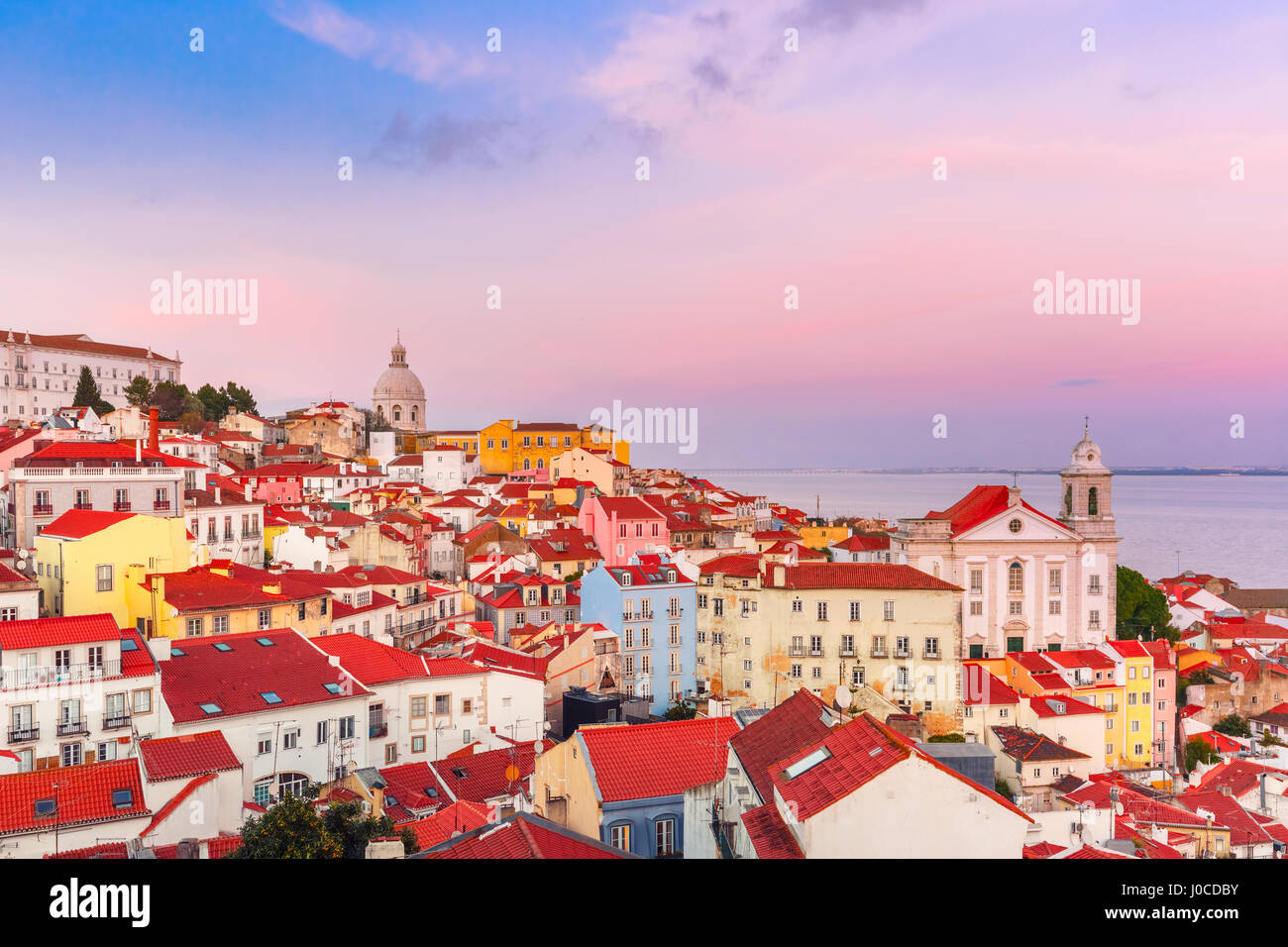 Alfama zum malerischen Sonnenuntergang, Lissabon, Portugal Stockfoto