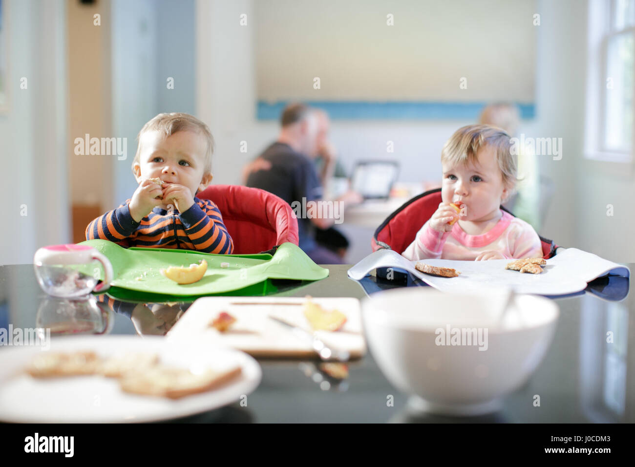 Männliche und weibliche Kleinkinder am Küchentisch zu frühstücken Stockfoto