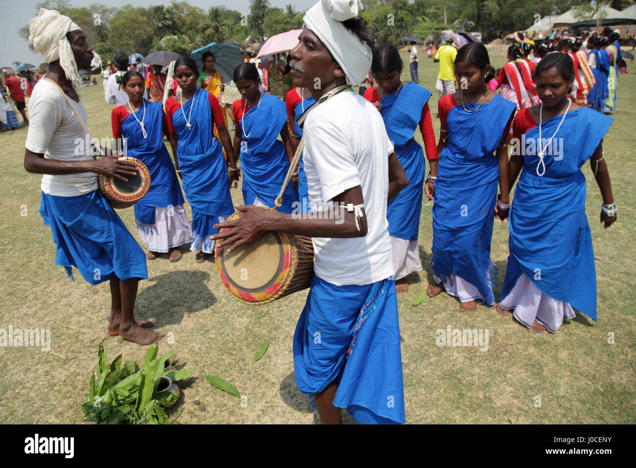 Tribal Männer Schlagzeug spielen, Frauen tanzen, birbhum Festival, West Bengal, Indien, Asien Stockfoto