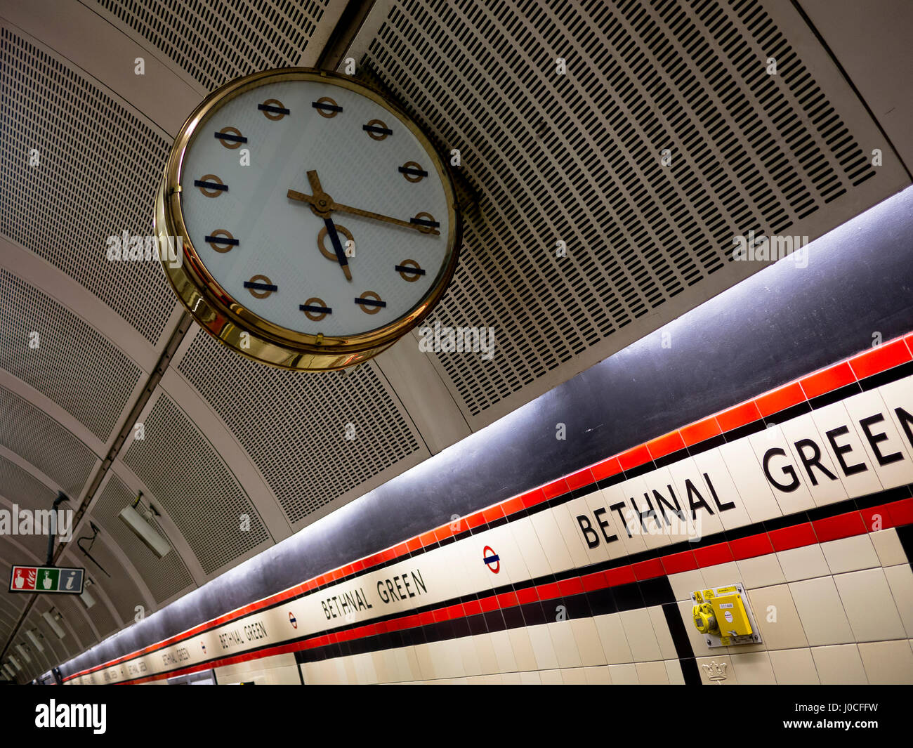 Ausgefallene Vintage-Plattform Messing Uhr an Bethnal Green London Underground Station im Londoner East End Stockfoto