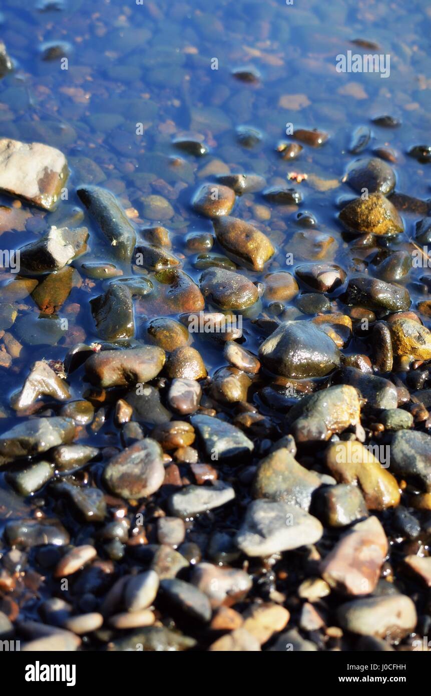 Kieselsteine am Ufer Stockfoto