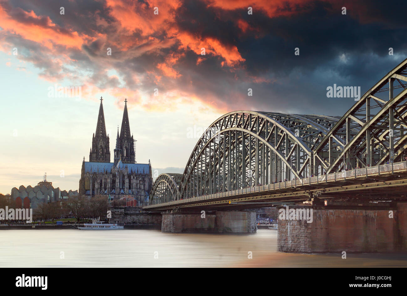 Köln bei Sonnenuntergang Stockfoto