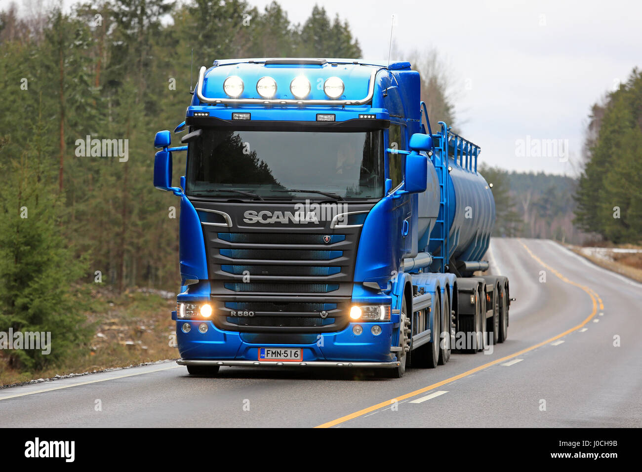 SALO, Finnland - 31. März 2017: Schöne blaue Scania R580 Tankwagen für den Transport von gefälltem Calciumcarbonat auf Landstraße, mit Fernlicht auf m Stockfoto