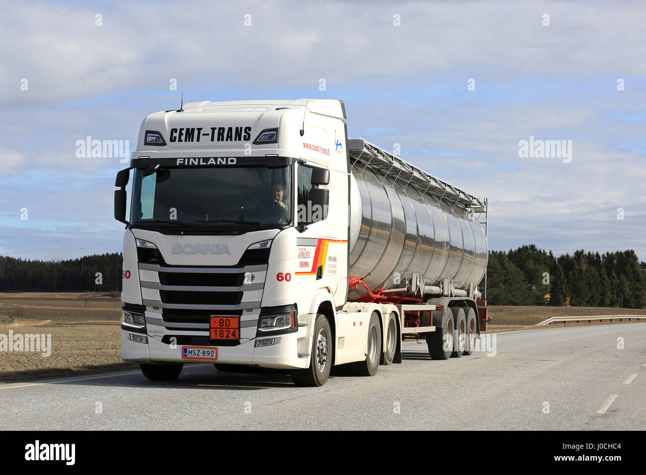 SALO, Finnland - 8. April 2017: Weiße nächste Generation Scania R500 Semi-Tanker für ADR Hol von Cemt-Trans bewegt sich entlang der Autobahn an einem schönen Tag spri Stockfoto