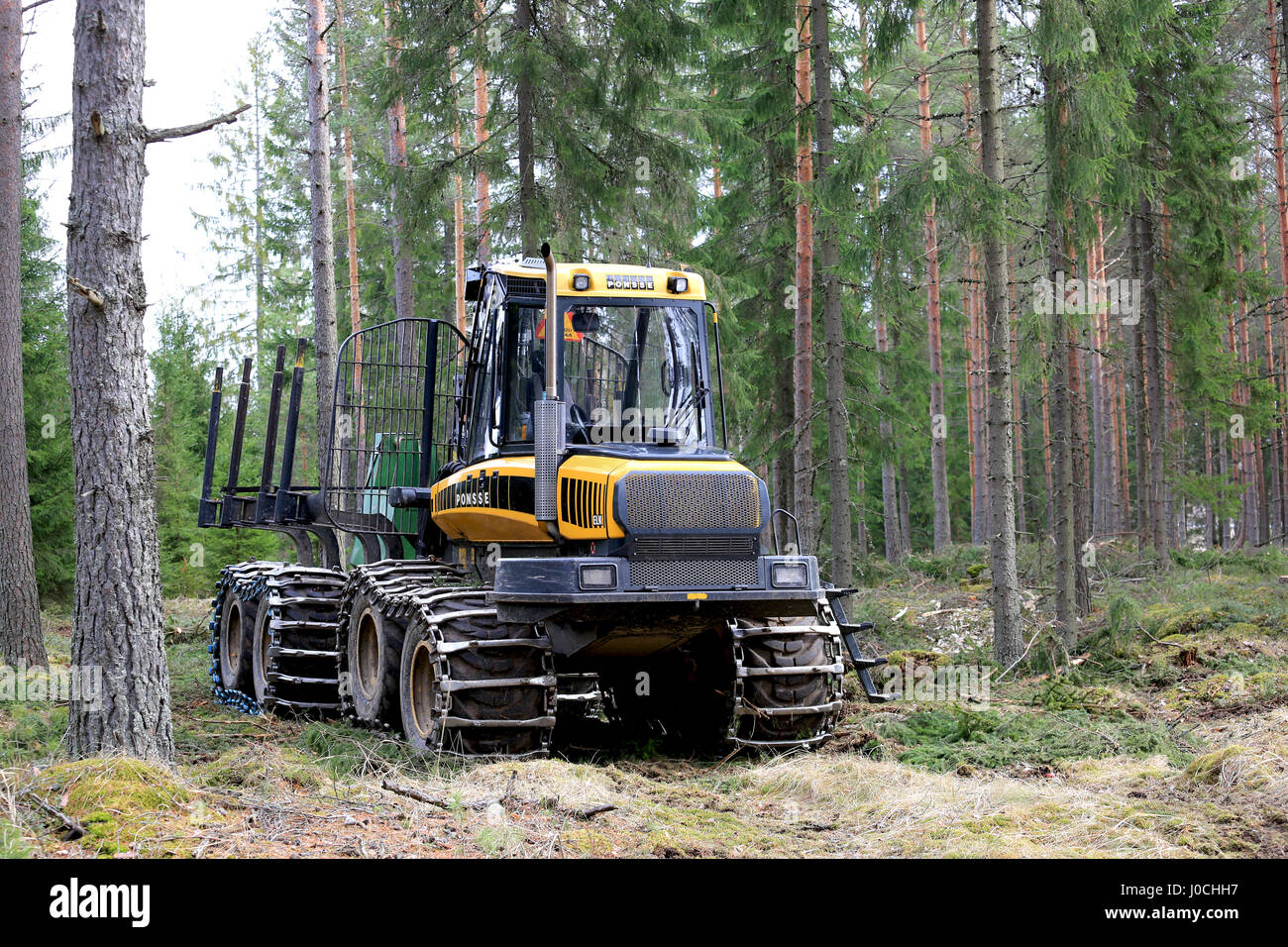 HUMPPILA, Finnland - 8. April 2017: PONSSE Elch Wald Spediteur im Nadelwald im Frühjahr. Der Elch hat die Tragfähigkeit von 13 000 kg. Stockfoto