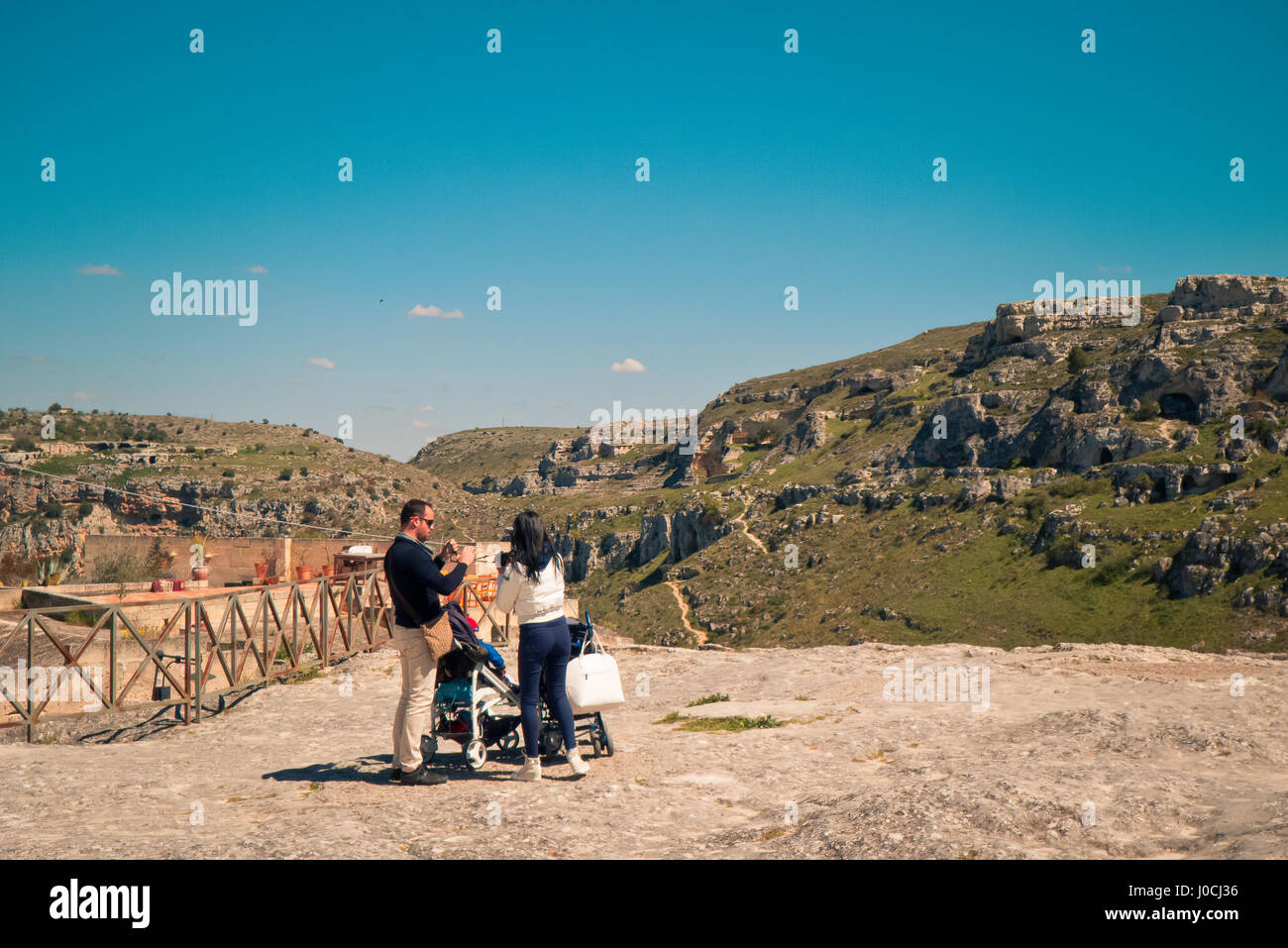 Eine kleine Familie in Vormittag sonnig von Frühling im Park. Stockfoto