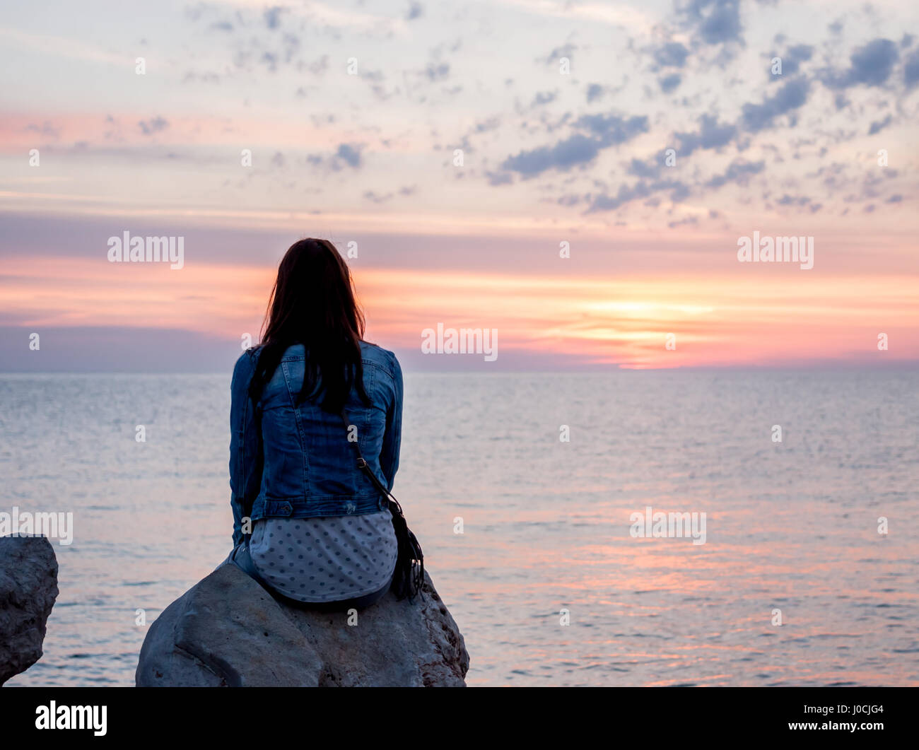 Sonnenuntergang über Meer Frau Horizont betrachten Stockfoto