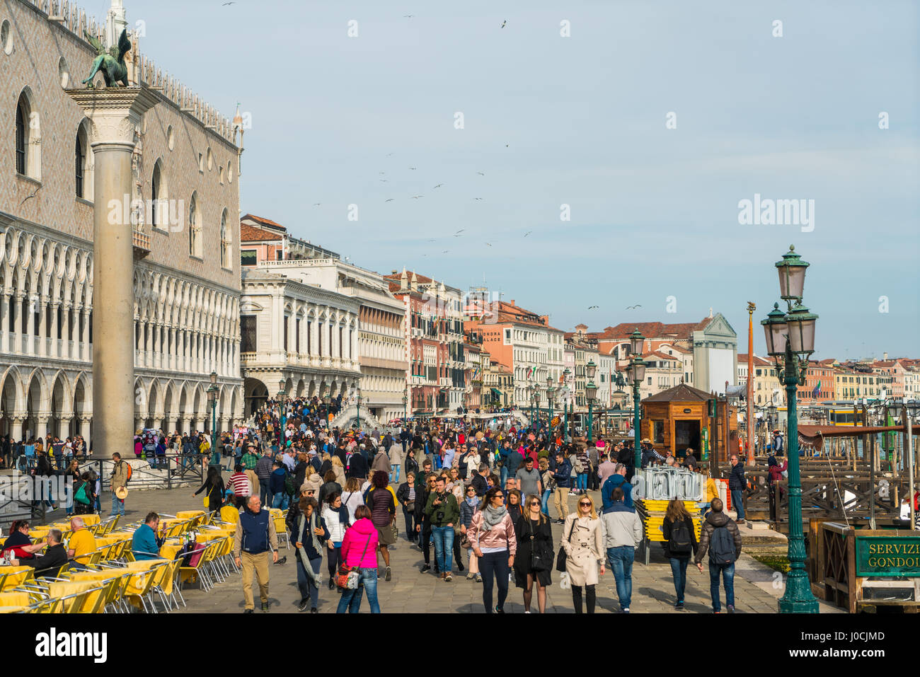 Touristenmassen in Piazza San Marco in Venedig, Italien Stockfoto