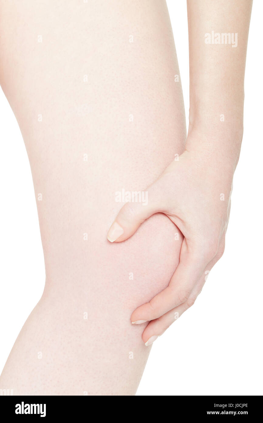 Frau Bein mit Schmerzen im Knie isoliert auf weiss, Clipping-Pfad Stockfoto