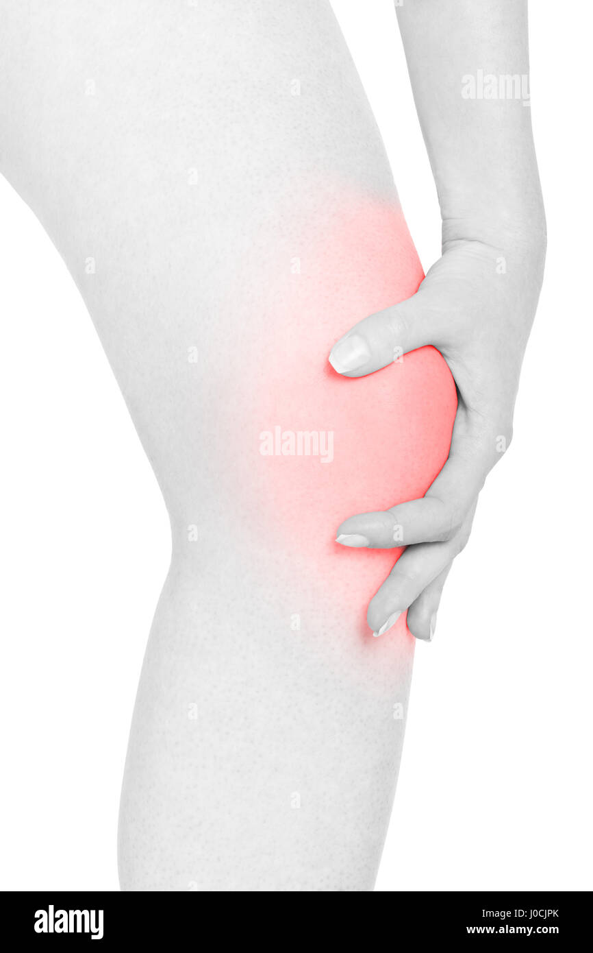 Frau berühren ihre rote schmerzhafte Kniescheibe isoliert auf weiss, Schneidepfad Stockfoto