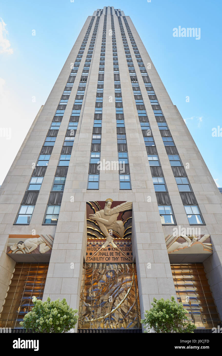 NEW YORK - SEPTEMBER 12: Rockefeller Center Gebäude, blauen Himmel am 12. September 2017 in New York. Das Rockefeller Center ist ein großer Komplex von 19 commer Stockfoto