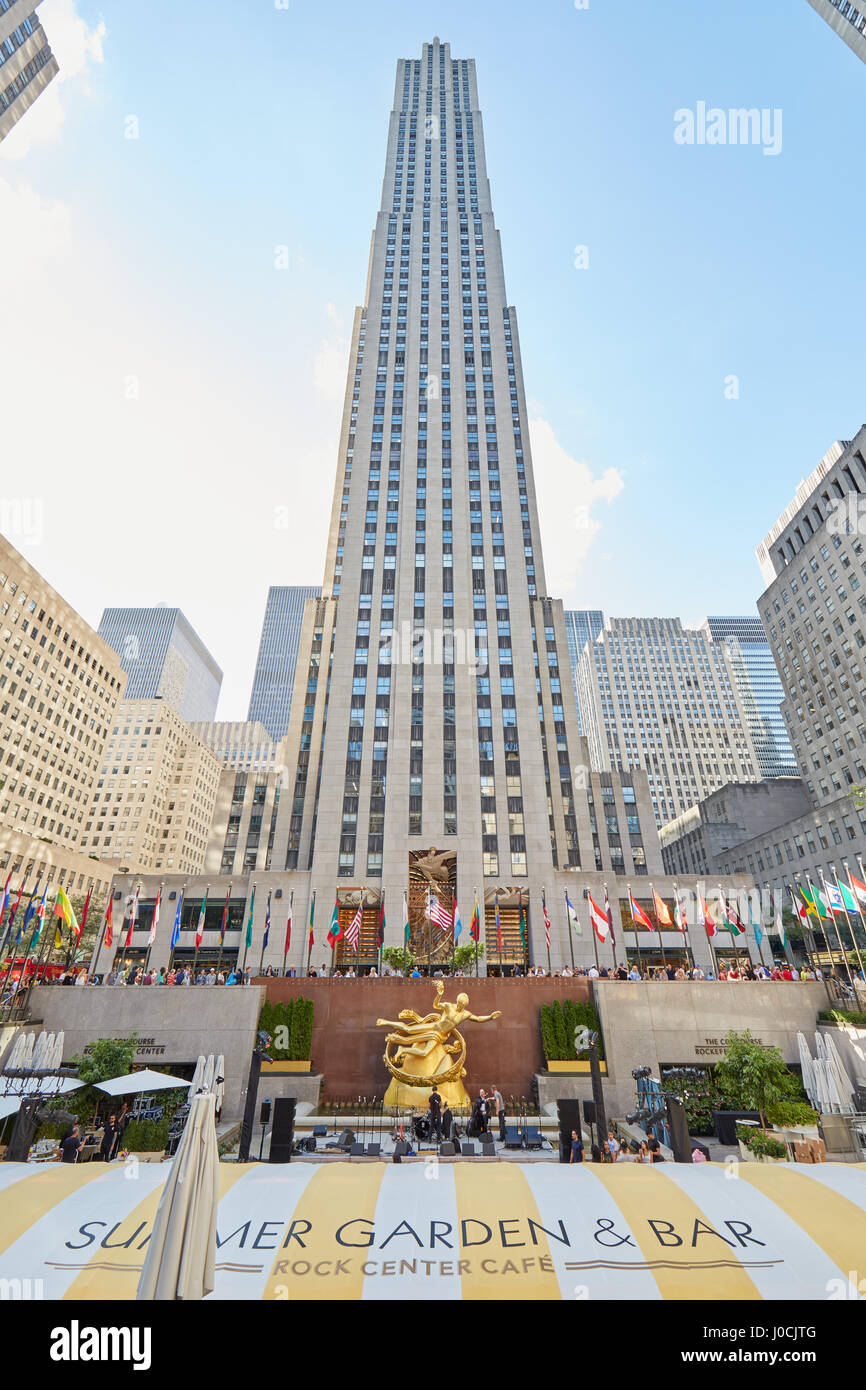 NEW YORK - SEPTEMBER 12: Rockefeller Center mit Sommergarten und Bar am 12. September 2017 in New York Stockfoto