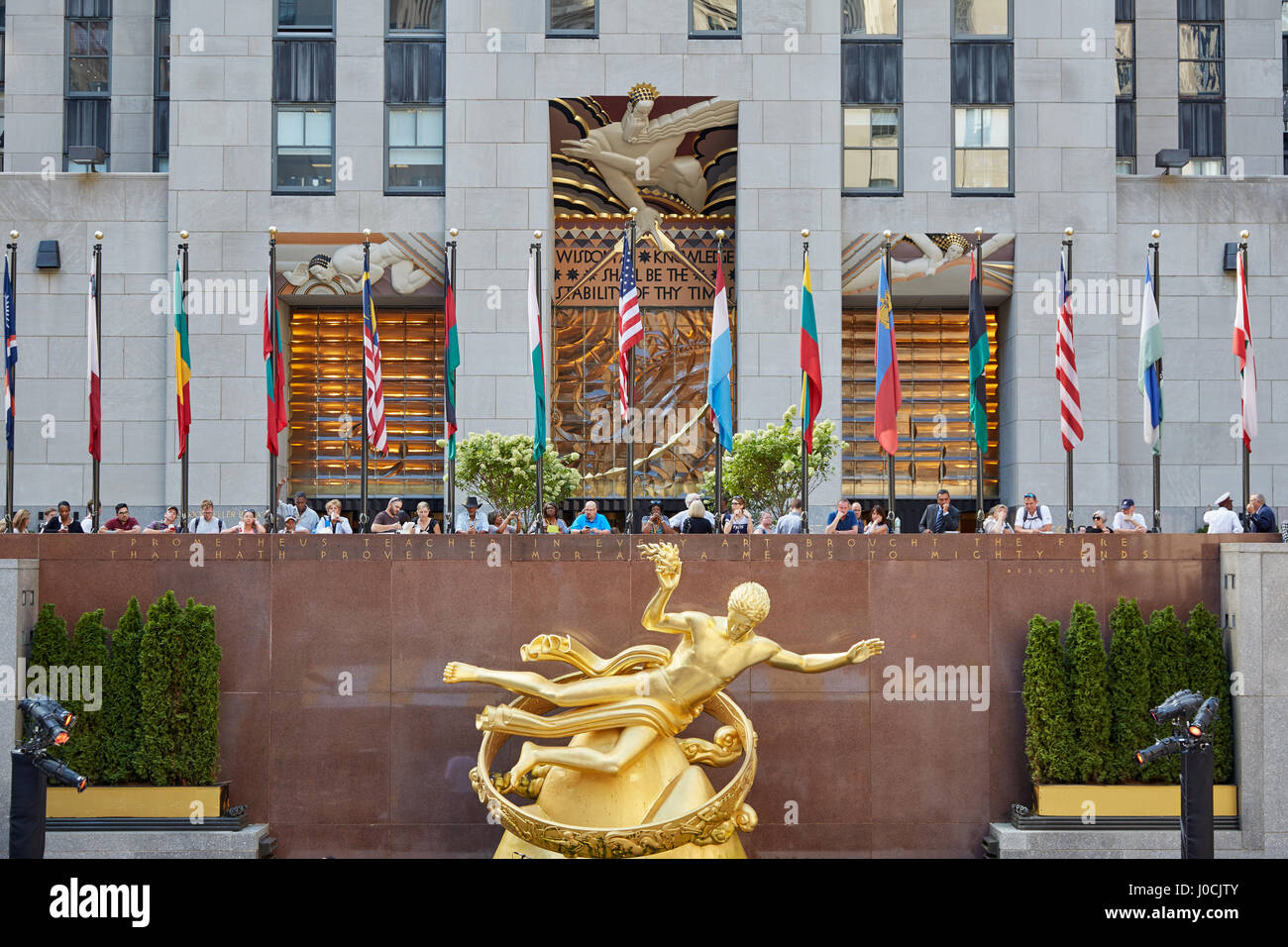 NEW YORK - SEPTEMBER 12: Rockefeller Center mit goldener Prometheus-Statue und Menschen am 12. September 2017 in New York Stockfoto