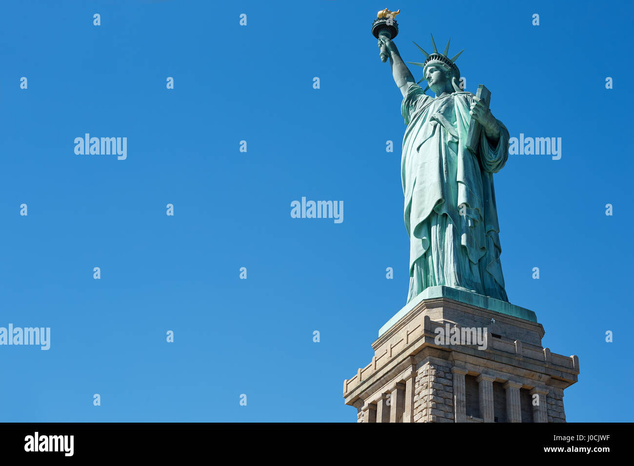 Freiheitsstatue auf klaren, blauen Himmel an einem sonnigen Tag, niedrigen Winkel Ansicht mit Beschneidungspfad Stockfoto