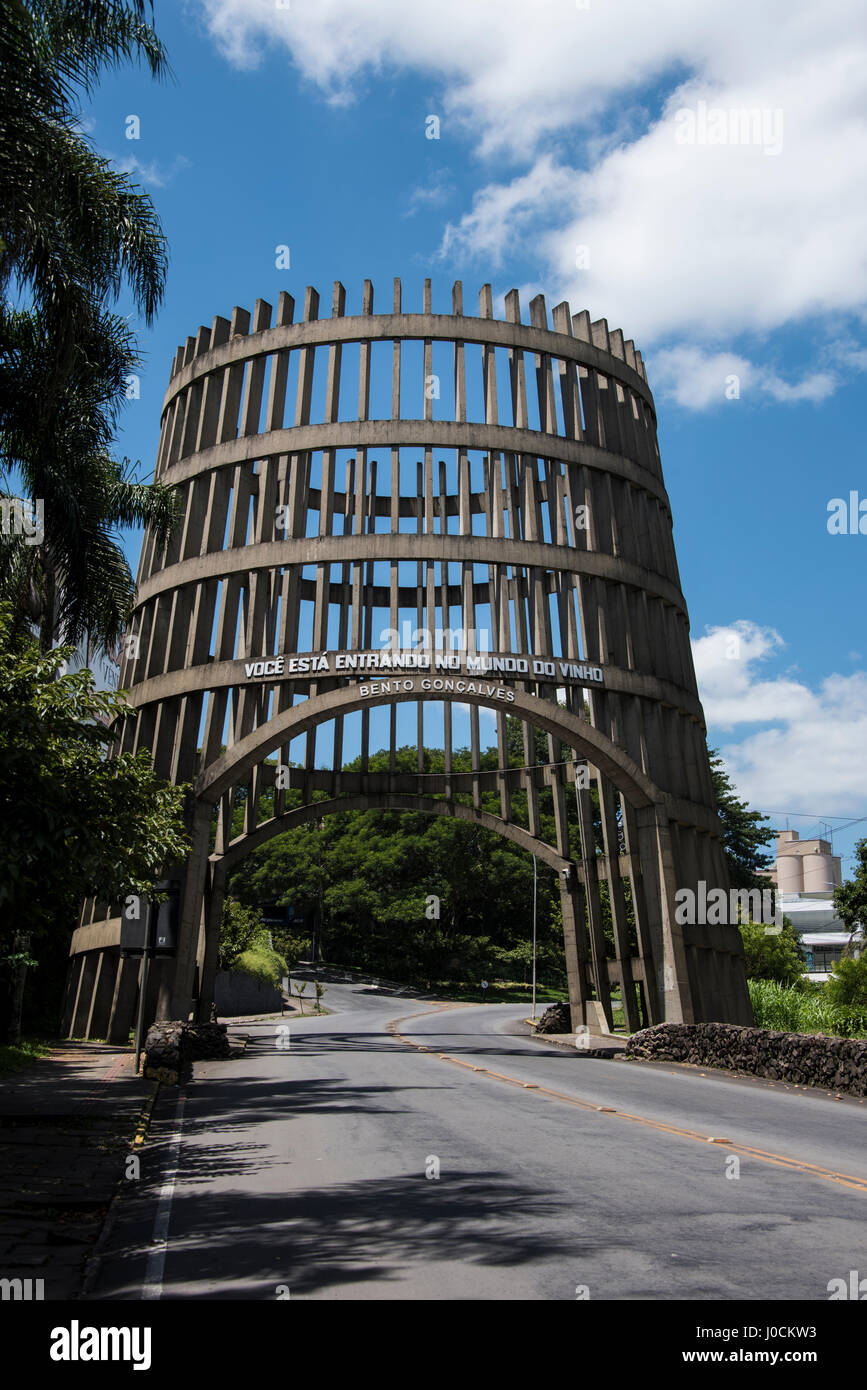 Das Eingangsportal zu Bento Goncalves, Zentrum der Weinindustrie Brasiliens Stockfoto