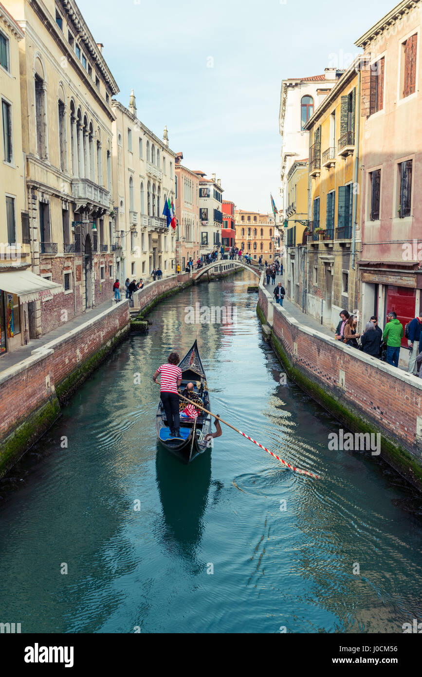 Gondel schweben in einem engen Kanal in Venedig, Italien Stockfoto