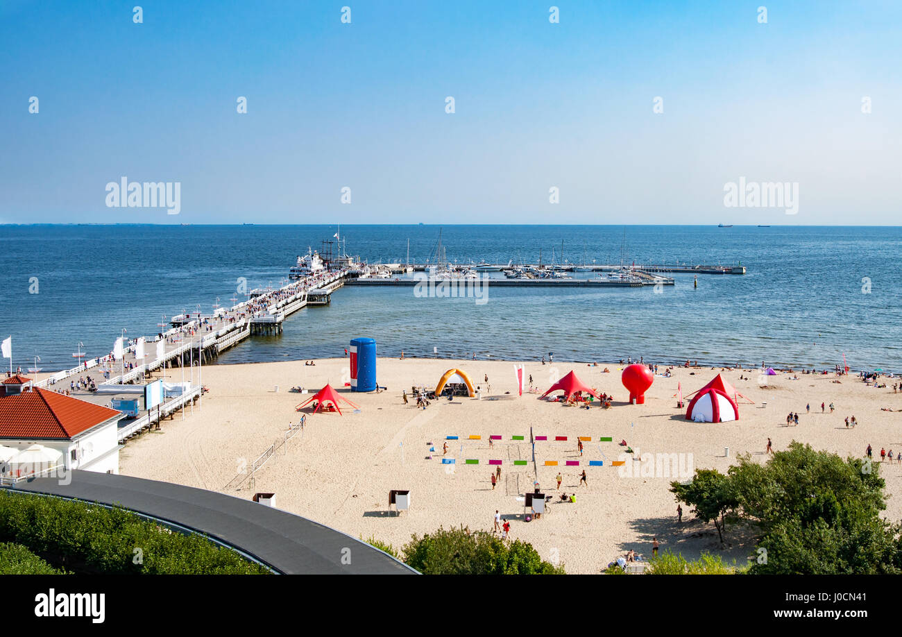 Sopot, Polen. Hölzerne Pier (Molo), Strand und Ostsee Stockfoto