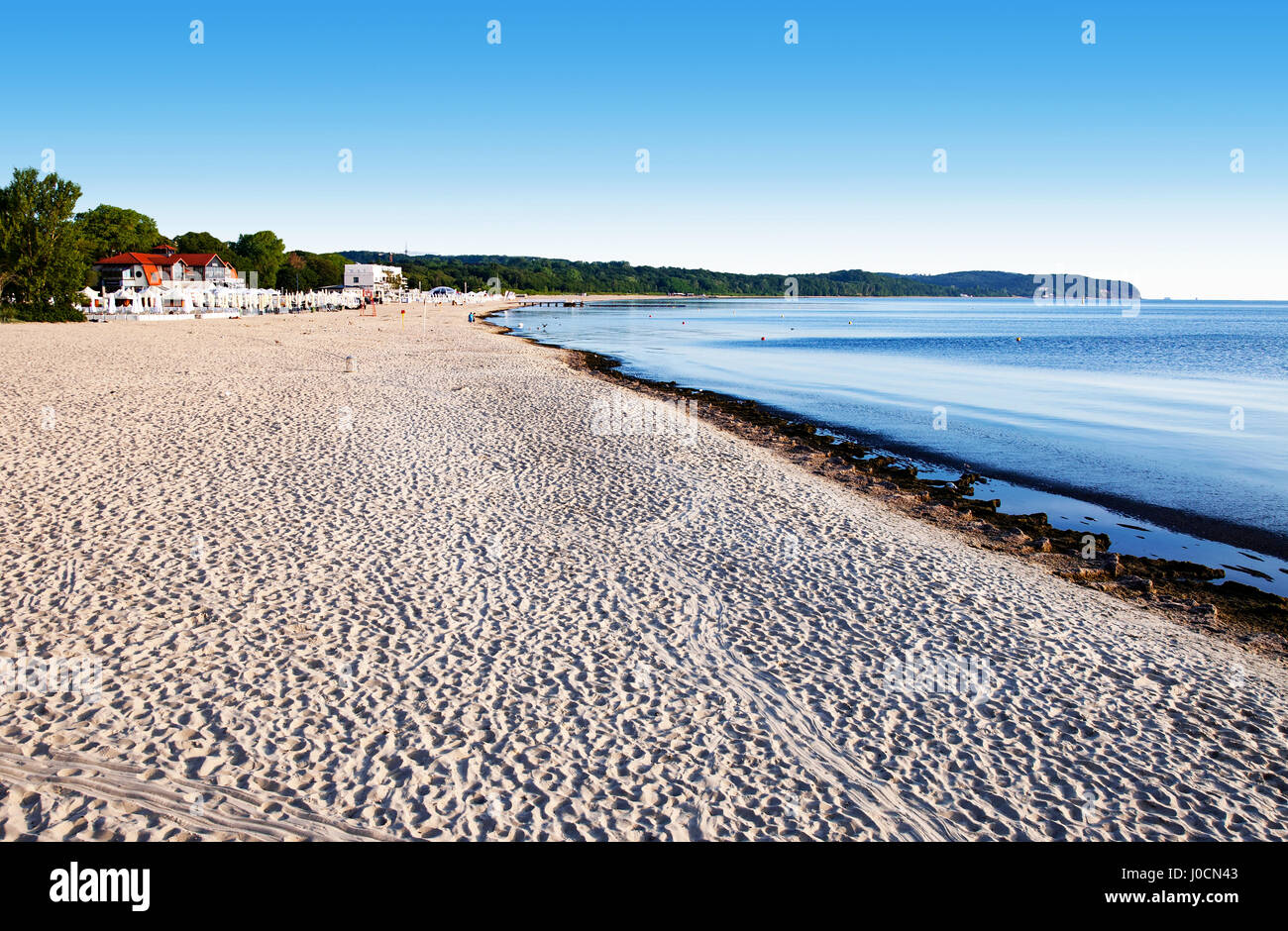 Der Strand in Sopot im Sommer, im frühen Morgen bei Sonnenaufgang Licht leer Stockfoto