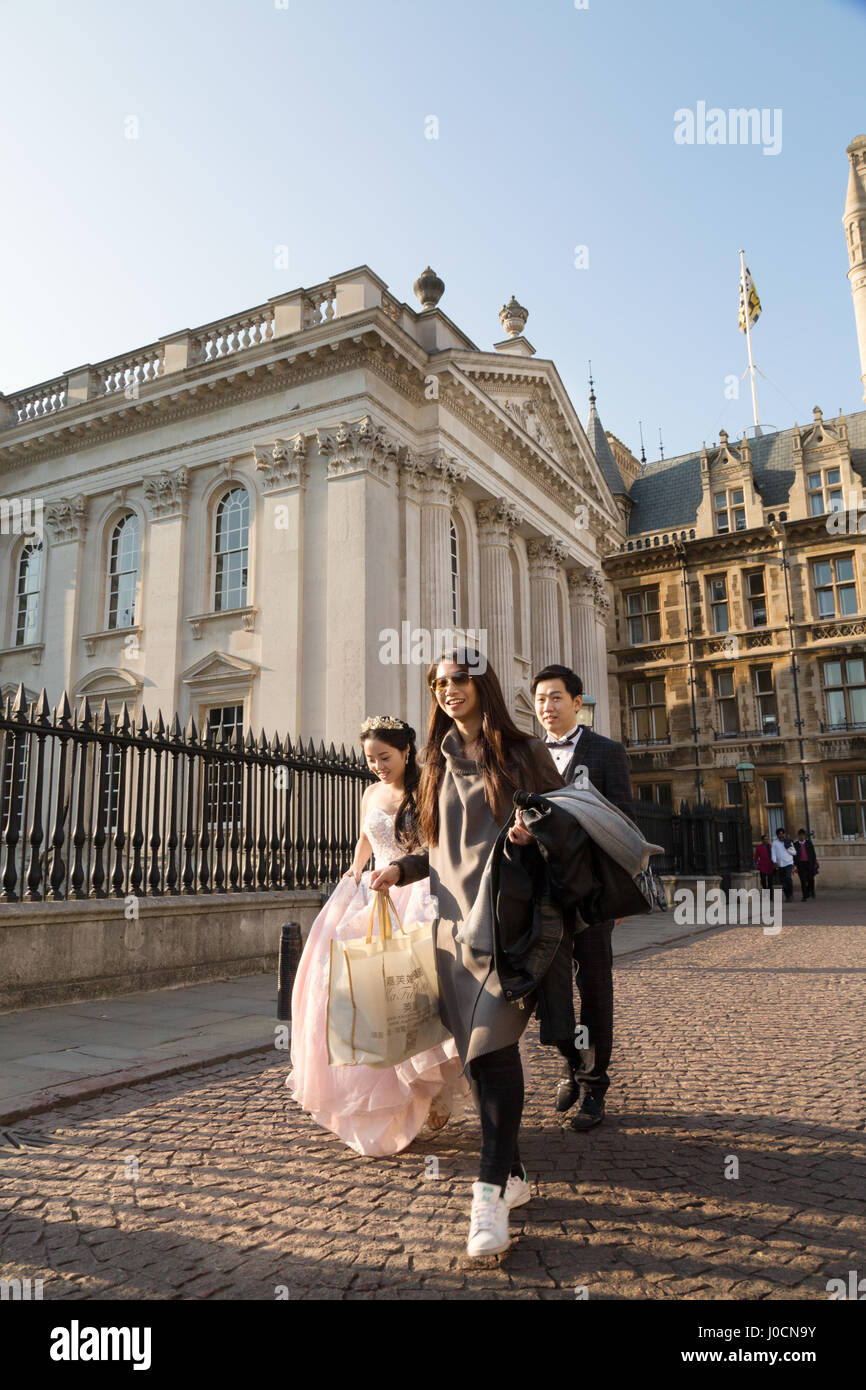 Hochzeit Ehepaar asiatische Braut und Bräutigam zu Fuß draußen auf der Straße, Cambridge UK Stockfoto