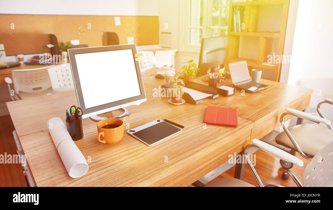 Computer-Monitor am Schreibtisch bei coworking leeres Büro Stockfoto