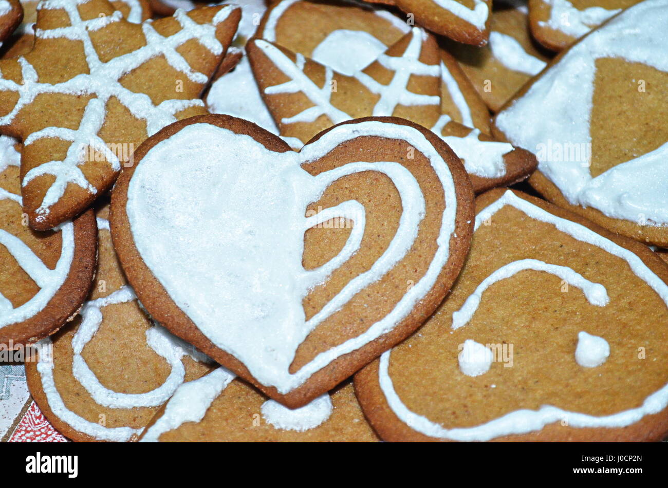 Pfefferkuchen verziert mit weißen Peitsche Stockfoto
