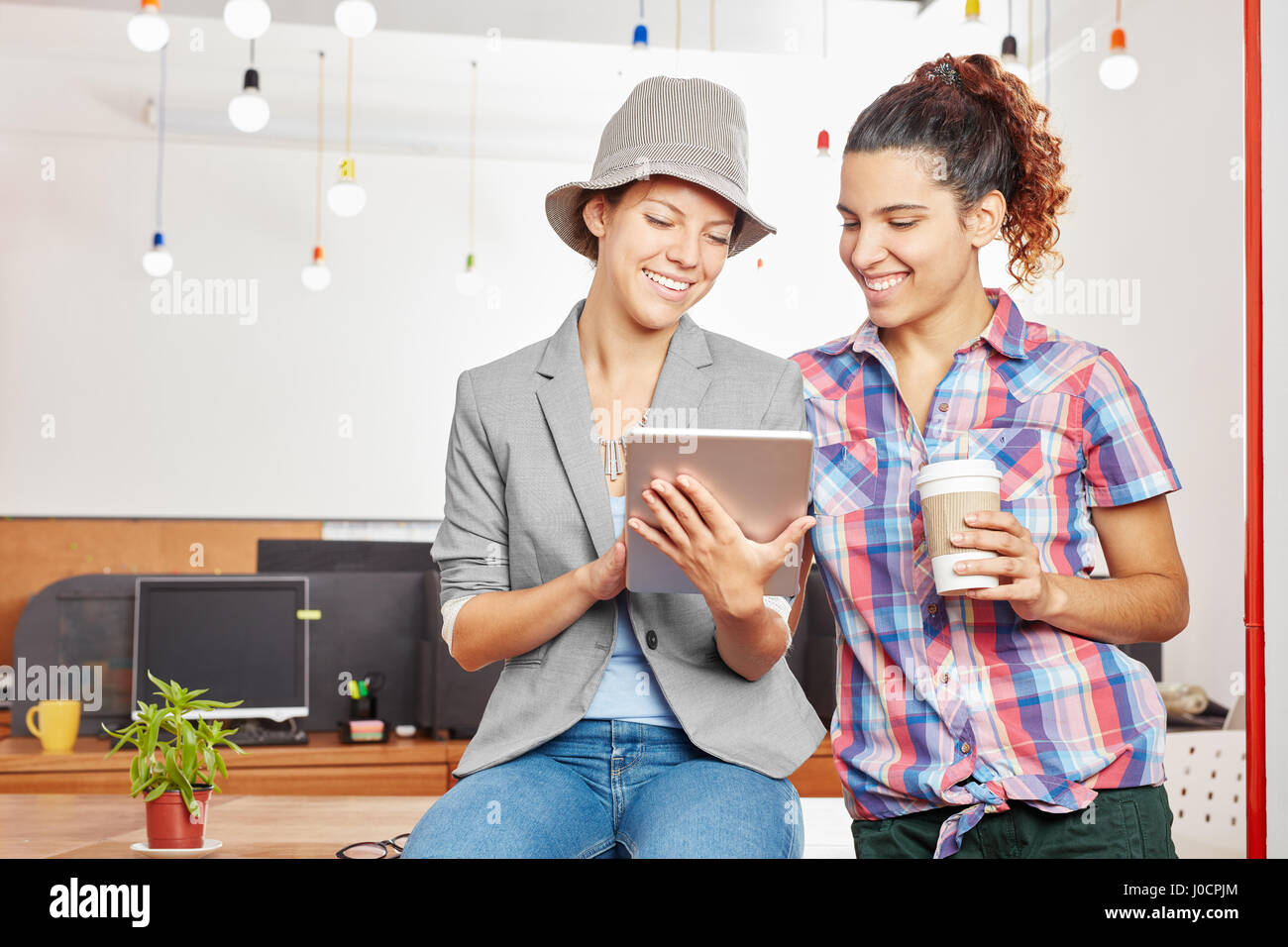 Frauen in Start-up als Studenten mit Tablet für Internet social media Stockfoto