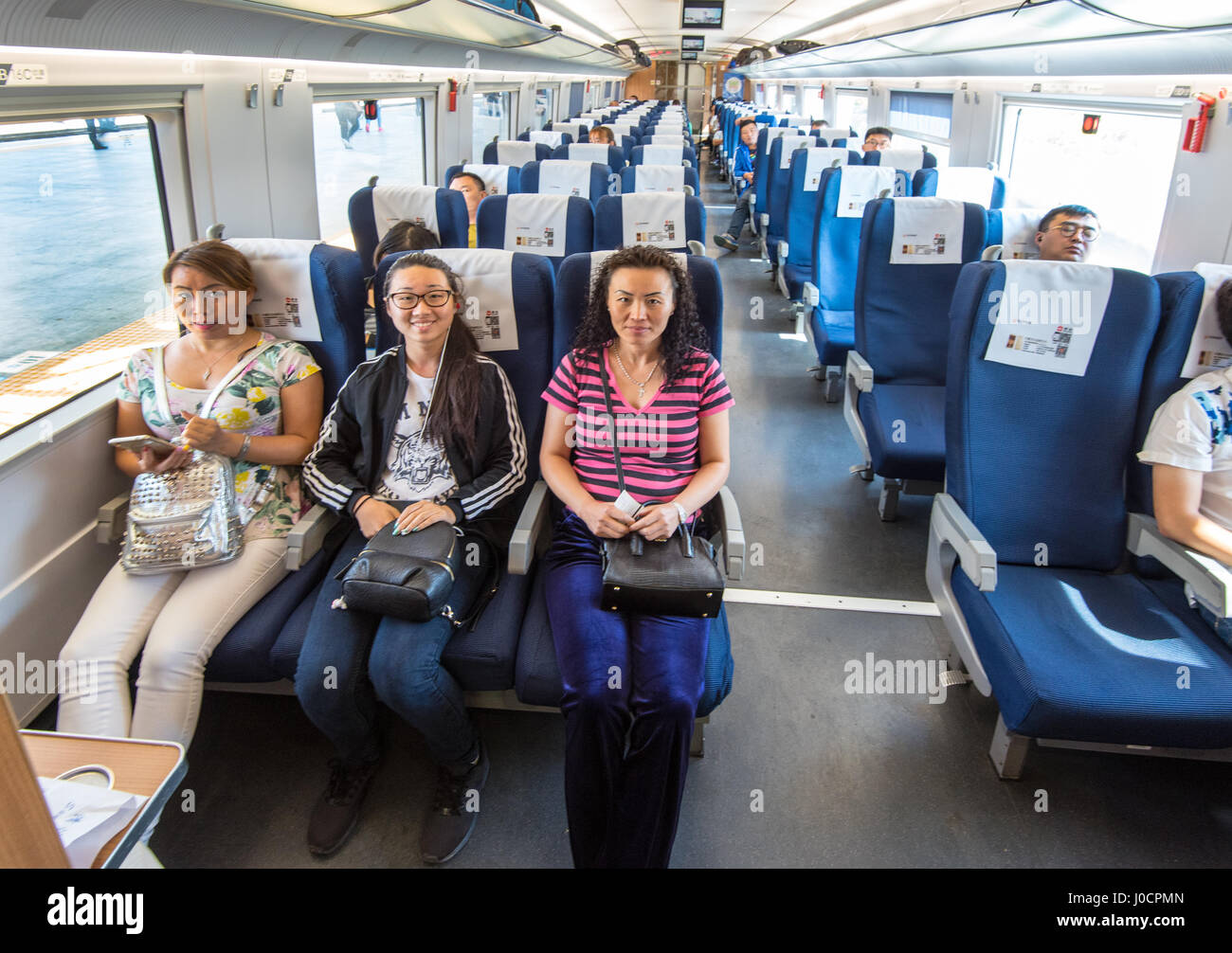 SIPING, JILIN, CHINA, 29. August 2016: Passagiere auf High speed Zug aus Siping in Richtung Beijing. Stockfoto